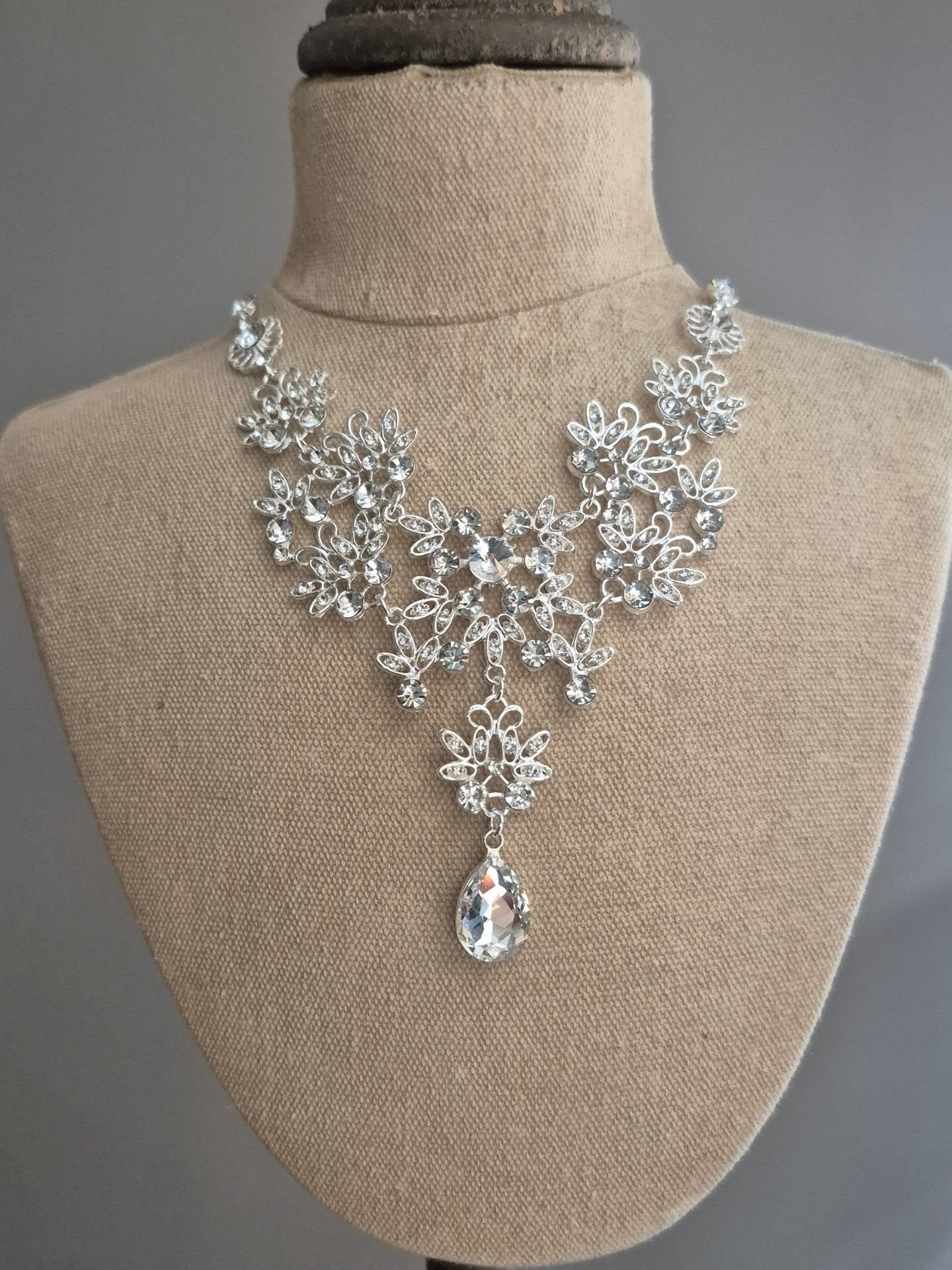 Detailed Leafy Crystal Statement Necklace