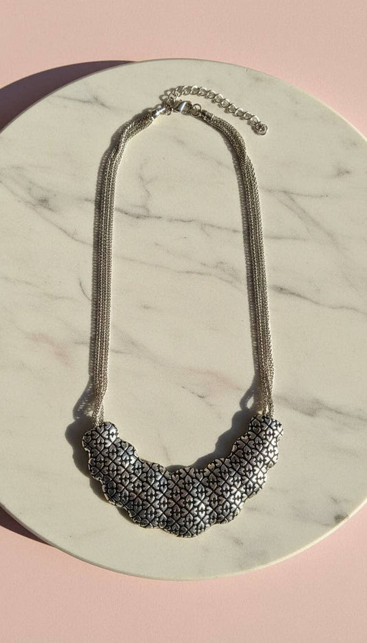 Silver Graphic Heart Collar Necklace: Silver
