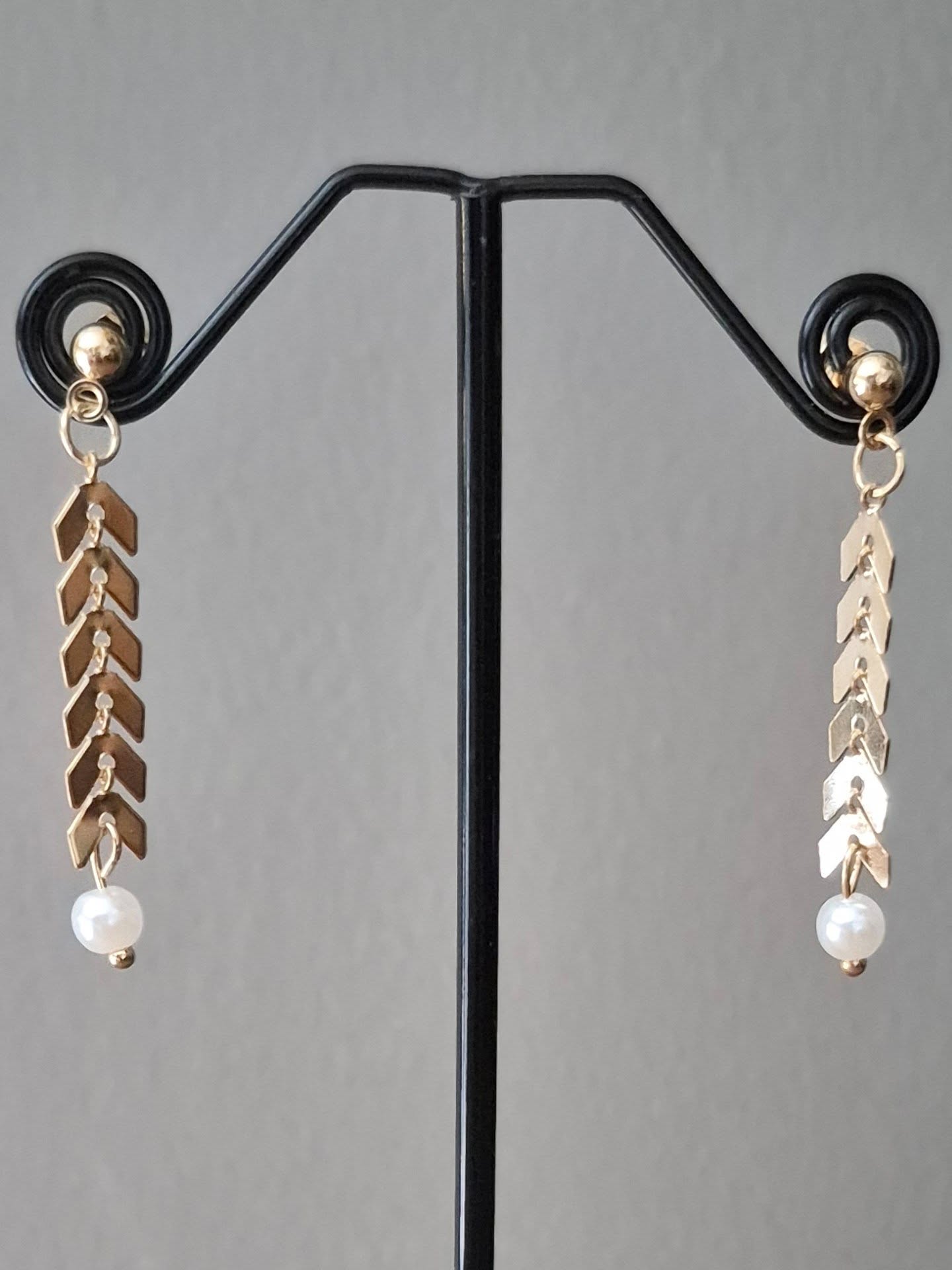 Dainty Leafy Drop Earrings With Pearls